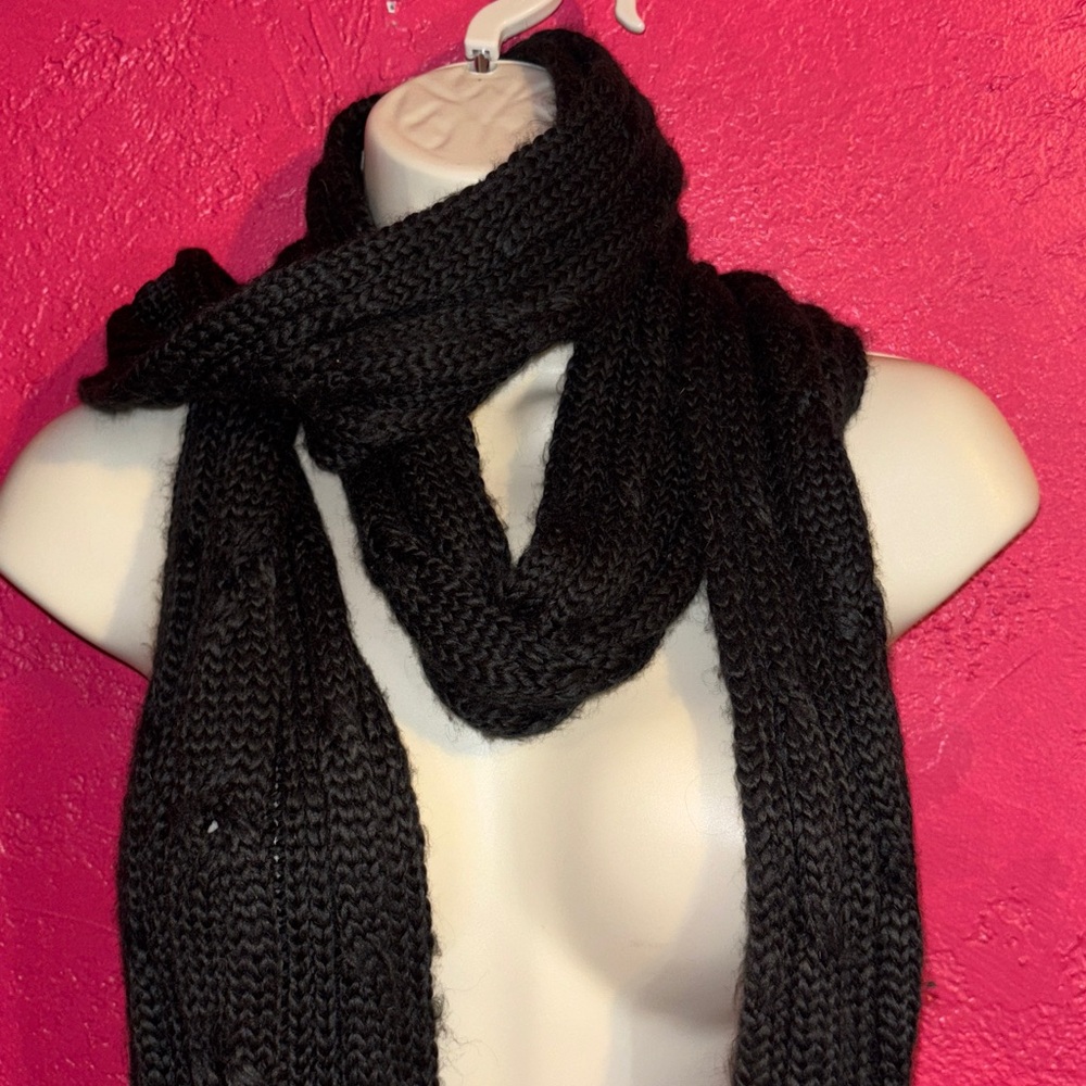 GAP Black Knit Scarf with Tassels - Picture 2 of 9